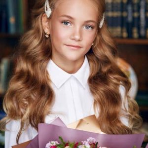 Школьница с цветами