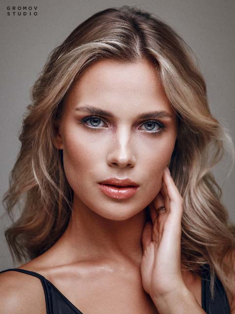 beauty portrait блондинки на фоне белом в студии