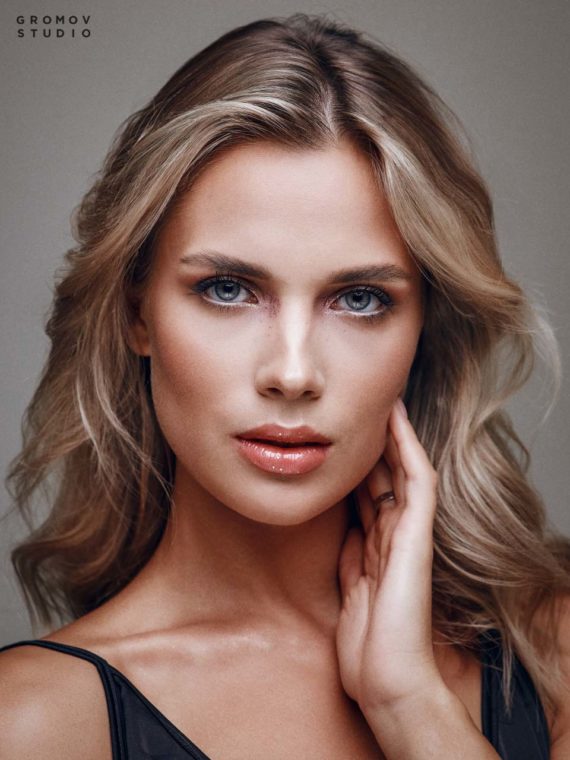 Beauty portrait девушки с глубокой ретушью