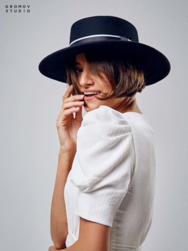 Девушка в шляпе в рекламной съемке для vogue