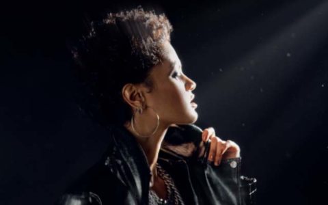 Модель на черном фоне на циклораме для рекламы в журнале
