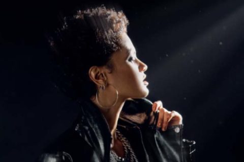 Модель на черном фоне на циклораме для рекламы в журнале